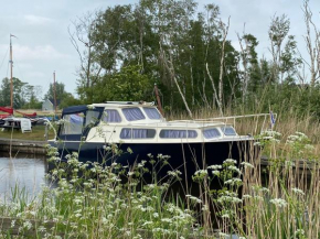 Boat Allemansfreon bijzondere B&B- niet om mee te varen - read host profile-lees hostprofiel, Jutrijp